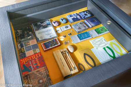 Vitrine mit im Kapitel 8 zu erwerbenden Geschenken