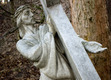 Das Foto zeigt eine Skulptur von Jesus. Auf dem Kopf die Dornenkrone, trägt er sein Kreuz.