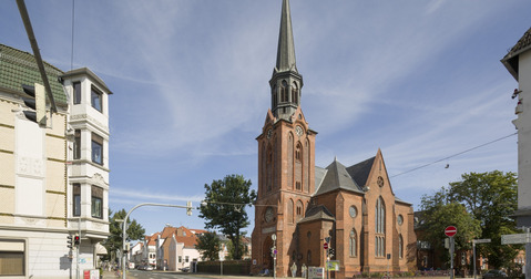 Kirchengebäude im städtischem Umfeld