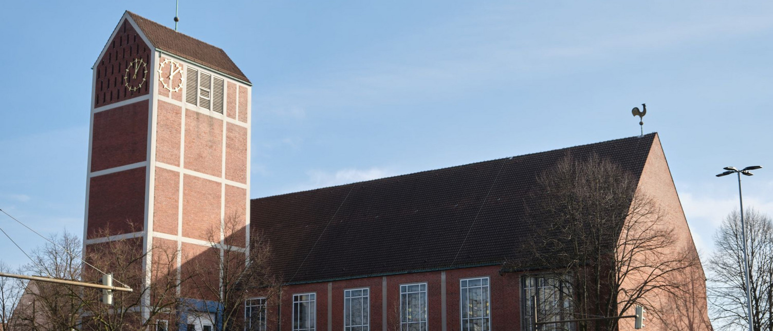 Außenansicht der Martin-Luther-Kirche im Winter von der Ecke Hemmstraße / Fürther Straße