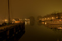 Ein Foto vom Hafen in Blokzijl bei Nacht. Es ist neblig und der Hafen ist von Lichtern gezäumt.