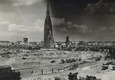 Das Foto zeigt die stark zerstörte Wilhadi-Kirche inmitten einer Kraterlandschaft nach der Bombennacht am 18. August 1944