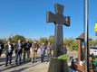 Auf dem Foto stehen Bürgerschaftspräsidentin Antje Grotheer, Pastor Bernd Kuschnerus und die Delegation vor einem Mahnmal für die gefallenen Verteidiger in Odessa