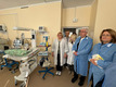 Das Foto zeigt den Besuch der Delegation um Pastor Bernd Kuschnerus und Bürgerschaftspräsidentin Antje Grotheer  auf der Neugeborenen-Intensivstation im Kinderkrankenhaus Odessa