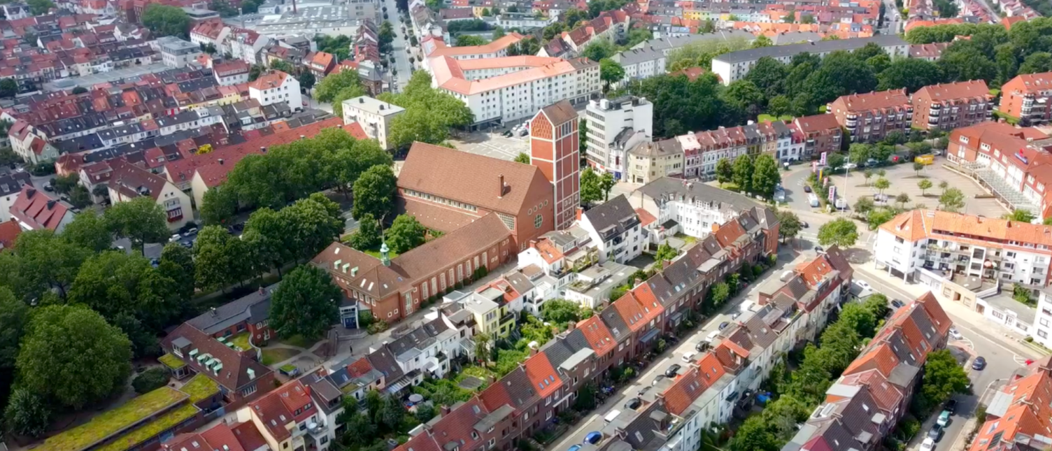 Luftaufnahme der Martin-Luther-Gemeinde mitten im Stadtteil