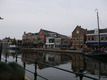 Rote Backsteinhäuser der Innenstadt vom Lemmer an einem Kanal der mitten durch die Stadt verläuft.