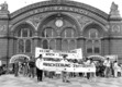 Das Foto zeigt eine Demo vor dem Bremer Hauptbahnhof gegen Abschiebungen in den Iran im Juli 1995. Gut 30 Jahre später diskutiert Deutschland noch immer über Abschiebungen in ein Land, das Menschenrechte nicht kennt.